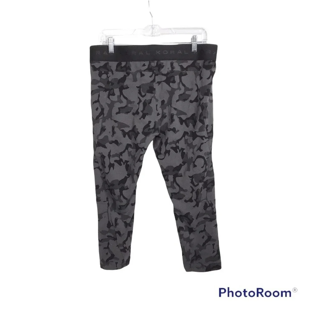 Koral men’s camo print cropped leggings in lead camo